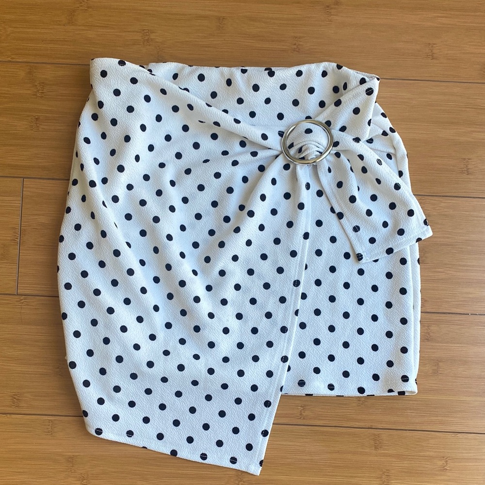 Polka dot skirt with wrap detail adjustable

💙 bundle eligible